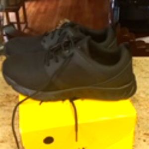 Steel toe work shoes